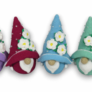 Gnom-Garde des Garngeflüsters: Maschenzauber mit Blütenkrone