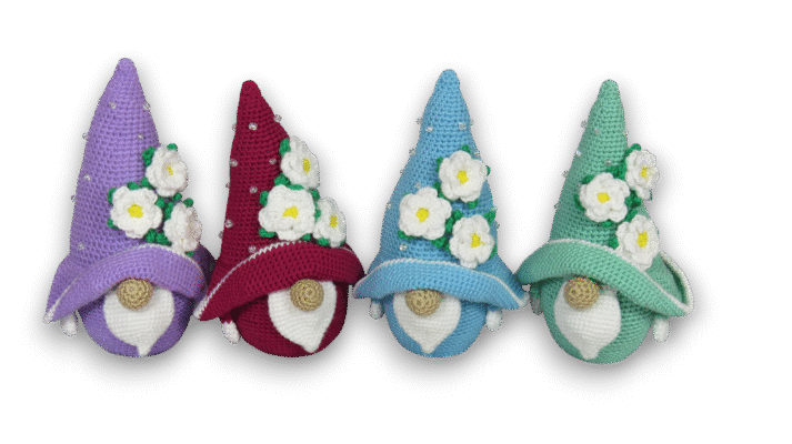 Gnom-Garde des Garngeflüsters: Maschenzauber mit Blütenkrone